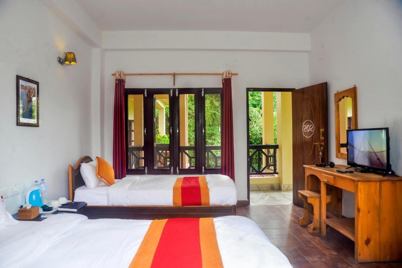 Hotel Chitwan Park Village Sauraha Dış mekan fotoğraf