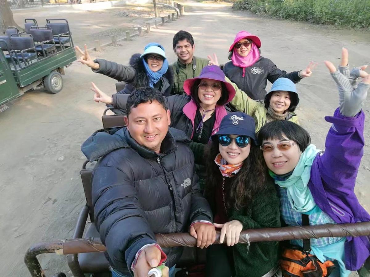 Hotel Chitwan Park Village Sauraha Dış mekan fotoğraf