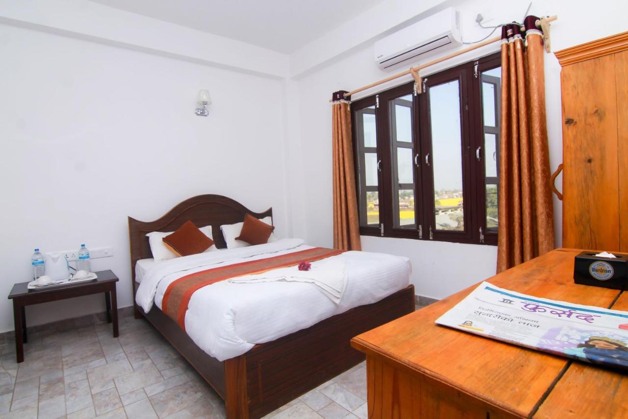 Hotel Chitwan Park Village Sauraha Dış mekan fotoğraf