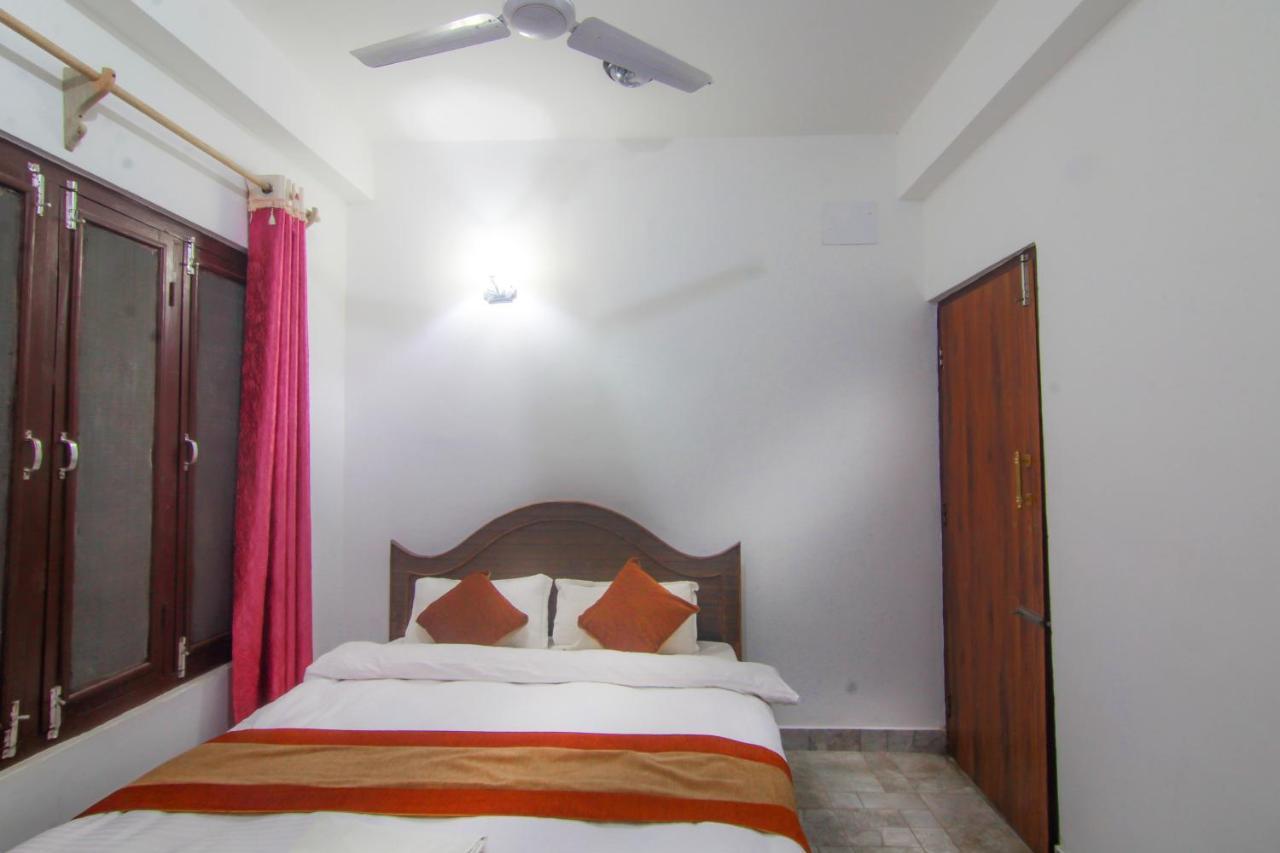 Hotel Chitwan Park Village Sauraha Dış mekan fotoğraf