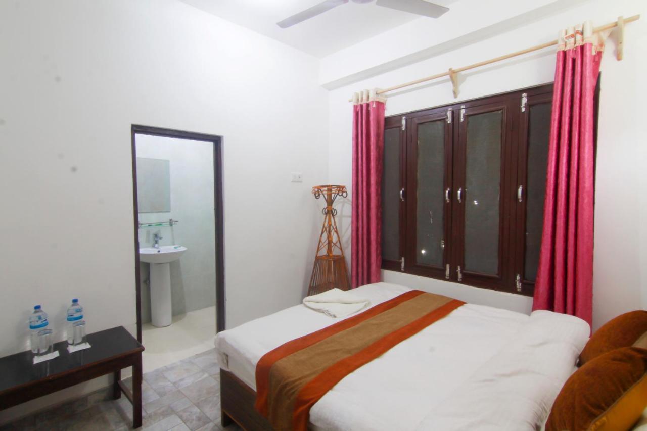 Hotel Chitwan Park Village Sauraha Dış mekan fotoğraf