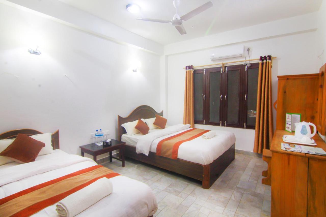 Hotel Chitwan Park Village Sauraha Dış mekan fotoğraf