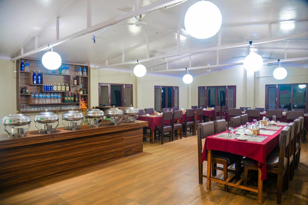 Hotel Chitwan Park Village Sauraha Dış mekan fotoğraf