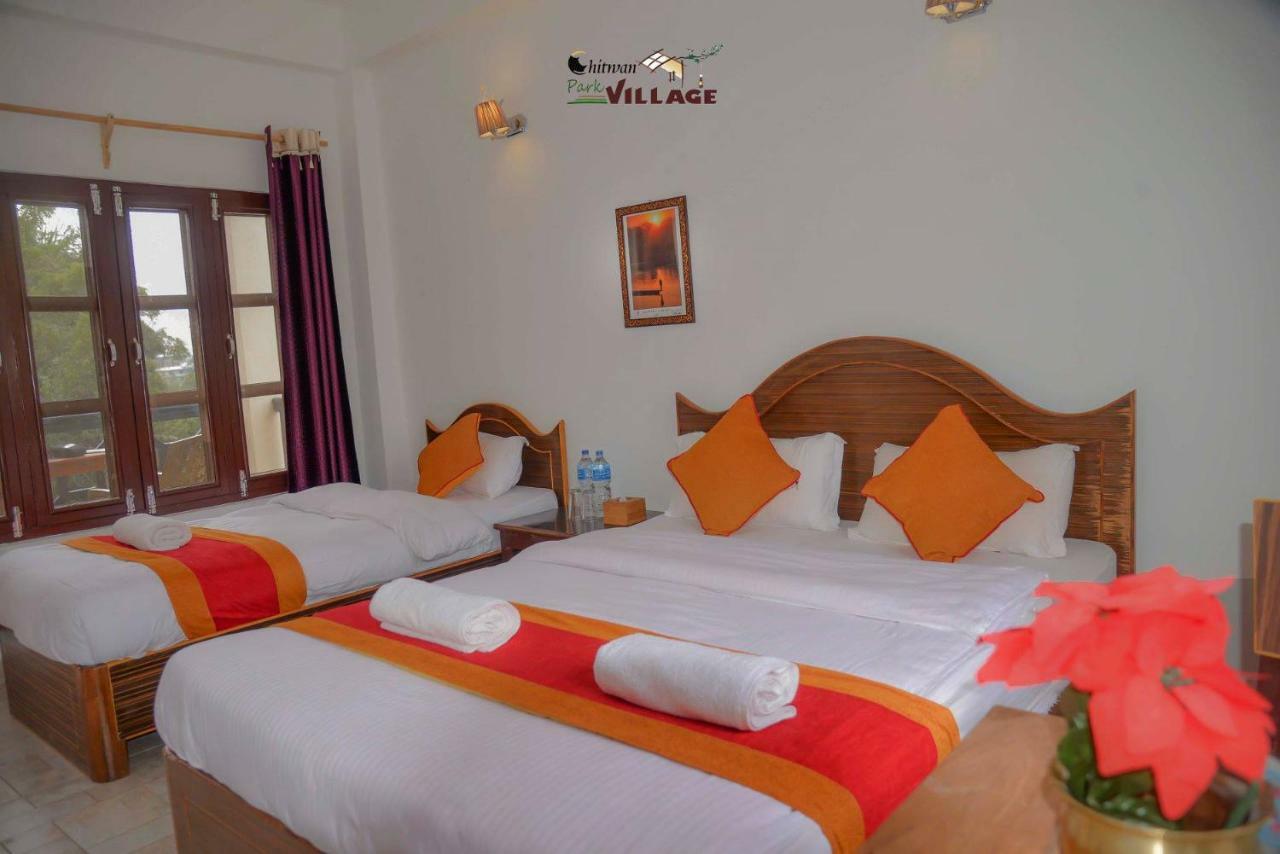 Hotel Chitwan Park Village Sauraha Dış mekan fotoğraf