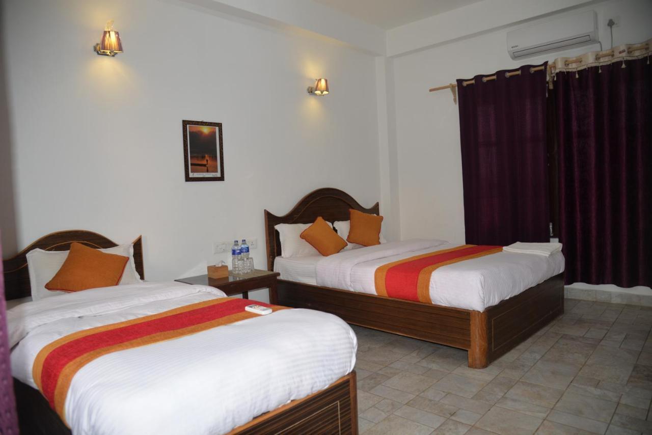 Hotel Chitwan Park Village Sauraha Dış mekan fotoğraf