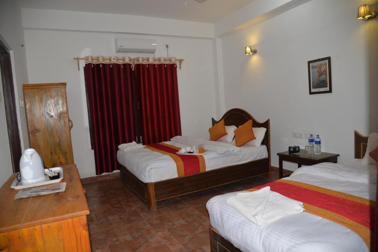 Hotel Chitwan Park Village Sauraha Dış mekan fotoğraf